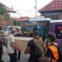 Jenazah saat diturunkan dari mobil ambulans di RS Bhayangkara, Kota Jayapura, Selasa (27/6/2023) (ANTARA/Ardiles Leloltery)