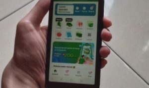 Ilustrasi menggunakan aplikasi Gojek untuk Chat pribadi.