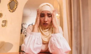 Ilustrasi orang yang sedang berusaha meredakan stress, begini tips praktisnya. (pexels)