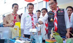 Gubernur Ridwan Kamil didampingi Kepala Dinas Pendidikan (Kadisdik) Jabar, Wahyu Mijaya, saat meninjau pelaksanaan PPDB Jabar 2023.