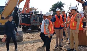 Wali Kota Bogor, Bima Arya bersama jajaran saat berada di lokasi revitalisasi Pasar Jambu Dua, Senin (12/6). (YUDHA PRANANDA/JABAR EKSPRES)