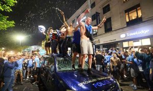 Fans Manchester City Hancurkan Mobil Polisi dan Menaiki Halte Bus Saat Perayaan
