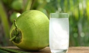 Manfaat air kelapa yang bisa bikin wajah glowing. (freepik)