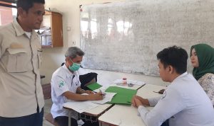 Wakil Kepala Sekolah Kesiswaan SMKN 1 Kota Cimahi, Erwin saat monitoring proses daftar ulang peserta PPDB tahap satu, Rabu 21 Juni 2021.