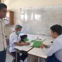 Wakil Kepala Sekolah Kesiswaan SMKN 1 Kota Cimahi, Erwin saat monitoring proses daftar ulang peserta PPDB tahap satu, Rabu 21 Juni 2021.