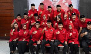 Kunjungi Cirebon, Ganjar Pranowo Sowan ke Ponpes Buntet Ganjar Pranowo foto bersama dengan Ketua DPD PDIP Jabar Ono Surono bersama jajarannya.