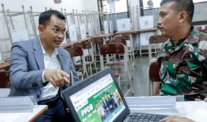 Kepala Dinas Pendidikan (Kadisdik) Jawa Barat (Jabar), Wahyu Mijaya saat memantau proses PPDB Jabar tahap 1 untuk SMA, SMK dan SLB.