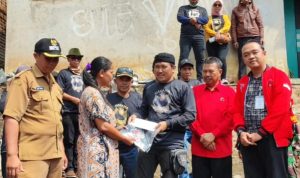Anggota Komisi I DPR RI Mayjen TNI (p) TB Hasanuddin memberikan bantuan untuk korban kebakaran di Blok Salawangi RT 07/ RW 01 Desa Silihwangi Kecamatan Bantarujeg Kabupaten Majalengka, Minggu 25 Juni 2023 sore.
