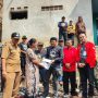Anggota Komisi I DPR RI Mayjen TNI (p) TB Hasanuddin memberikan bantuan untuk korban kebakaran di Blok Salawangi RT 07/ RW 01 Desa Silihwangi Kecamatan Bantarujeg Kabupaten Majalengka, Minggu 25 Juni 2023 sore.