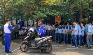 Tips berkendara motor yang aman bagi anak sekolah.
