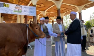 Bupati Sumedang Ajak Warga Maknai Perngorbanan di Momen Hari Raya Idul Adha 2023 Bupati Sumedang Ajak Warga Maknai Perngorbanan di Momen Hari Raya Idul Adha 2023