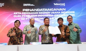 (Kiri ke kanan) Direktur Enterprise & Business Service Telkom FM Venusiana R, Direktur Keuangan & Manajemen Risiko Telkom Heri Supriadi, Direktur Utama Telkom Ririek Adriansyah, Direktur Utama Telkomsel Hendri Mulya Syam, Direktur Sales Telkomsel Adiwinahyu Basuki Sigit dalam acara Penandatanganan Akta Pemisahan Segmen Usaha IndiHome oleh PT Telkom Indonesia (Persero) Tbk. ke PT Telekomunikasi Selular di Jakarta, Selasa, 27 Juni 2023.