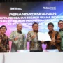 (Kiri ke kanan) Direktur Enterprise & Business Service Telkom FM Venusiana R, Direktur Keuangan & Manajemen Risiko Telkom Heri Supriadi, Direktur Utama Telkom Ririek Adriansyah, Direktur Utama Telkomsel Hendri Mulya Syam, Direktur Sales Telkomsel Adiwinahyu Basuki Sigit dalam acara Penandatanganan Akta Pemisahan Segmen Usaha IndiHome oleh PT Telkom Indonesia (Persero) Tbk. ke PT Telekomunikasi Selular di Jakarta, Selasa, 27 Juni 2023.