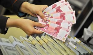Dollar Weakens Slightly on Sluggish US Services PMI Data