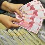 Dollar Weakens Slightly on Sluggish US Services PMI Data
