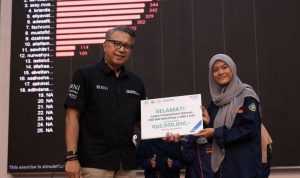Direktur Utama BNI Sekuritas, Agung Prabowo saat menyerahkan sejumlah reward kepada para peserta pelatihan dalam program CSR di lingkungan IPB University, Jumat, 9 Juni 2023. (Yudha Prananda / Jabar Ekspres)