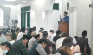 Disegel, Jemaat Ahmadiyah Tetap Laksanakan Sholat Idul Adha Disegel, Jemaat Ahmadiyah Tetap Laksanakan Sholat Idul Adha
