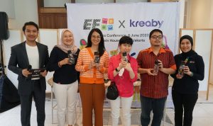 Keken dan Gray Harlan, perwakilan seniman muda Kreaby bersama Arani Aslama (Co-Founder & Managing Director of Kreaby), Marketing Director EF Kids & Teens Amalia Yaksa Parijata beserta tim melakukan simbolisasi peresmian kolaborasi Creativity Beyond Boundaries dengan merilis sekitar 3000 limited tumbler bergambar karakter-karakter lucu EF berukuran 500 ml yang akan didistribusikan ke lebih dari 80 sekolah EF di Indonesia