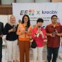 Keken dan Gray Harlan, perwakilan seniman muda Kreaby bersama Arani Aslama (Co-Founder & Managing Director of Kreaby), Marketing Director EF Kids & Teens Amalia Yaksa Parijata beserta tim melakukan simbolisasi peresmian kolaborasi Creativity Beyond Boundaries dengan merilis sekitar 3000 limited tumbler bergambar karakter-karakter lucu EF berukuran 500 ml yang akan didistribusikan ke lebih dari 80 sekolah EF di Indonesia
