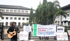KEADILAN LINGKUNGAN: Pembacaan deklarasi pada Hari Peduli Lingkungan Sedunia di Gedung Sate, Jawa Barat. Senin 5 Juni 2023. (MUHAMMAD AKMAL/JABAREKSPRES)