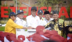 Wakil Gubernur Jawa Barat Uu Ruzhanul Ulum mendampingi Presiden Joko Widodo meresmikan sejumlah infrastruktur di Jawa Barat, Minggu (5/3/2023).
