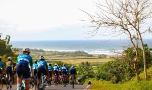 Peserta Cycling de Jabar tahun 2022 melintasi rute Jabar Selatan dengan pemandangan alam yang indah