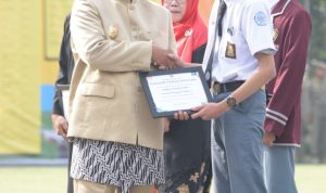 Wagub Jabar Berikan Penghargaan Siswa dan Guru Berprestasi / istimewa