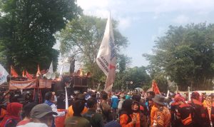 SAMPAIKAN ASPIRASI: Ratusan buruh yang tergabung dari berbagai serikat pekerja tengah menggelar aksi di depan Gedung Sate, Kota Bandung, Provinsi Jawa Barat. (YANUAR/JABAREKSPRES)
