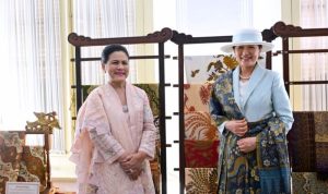 First Lady Invites Empress of Japan to see Hokokai Javanese Batik Collection