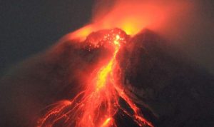 Gunung Mayon Mengeluarkan Lahar dan Gas Sulfur, Ribuan Warga di Filipina Dievakuasi