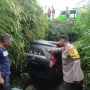 Hindari Penyebrang Jalan, Sebuah Mobil Masuk Ke dalam Selokan Hindari Penyebrang Jalan, Sebuah Mobil Masuk Ke dalam Selokan