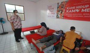 Warga Cigombong Kabupaten Bogor Antusias Ikuti Donor Darah Camat Cigombong Irwan Somantri saat meninjau kegiatan donor darah di Aula Kecamatan Cigombong, Kabupaten Bogor, Kamis (15/6). Foto : Sandika Fadilah/Jabarekspres.com