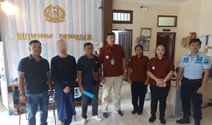 Imigrasi Denpasar Tahan WNA 'Nakal' yang Diduga Rusak Mobil Polisi Imigrasi Denpasar Tahan WNA 'Nakal' yang Diduga Rusak Mobil Polisi ( ANTARA/HO-Kemenkumham Bali.)