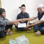 Wagub Uu Ruzhanul Ulum saat bertakziah ke rumah duka siswa SMK yang tertabrak kereta di Desa Rajapolah Kabupaten Tasikmalaya / Istimewa