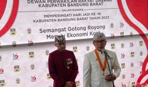 Gubernur Jawa Barat Ridwan Kamil (kanan), Bupati Bandung Barat Hengky Kurniawan (kiri) usai menghadiri Hari Jadi Kabupaten Bandung Barat ke-16 / Suwitno