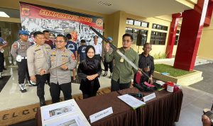 Lawan Polisi Sambil Acungkan Pedang, 2 Bang Jago di Kopo Akhirnya Ditangkap! Lawan Polisi Sambil Acungkan Pedang, 2 Bang Jago di Kopo Akhirnya Ditangkap! Foto Agi Jabar Ekspres