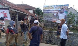 Tak Di Perhatikan Pemdes Ciadeg, Pemuda Dan Tokoh Masyarakat Swadaya Bangun Jalan Lingkungan /Sandika Fadilah