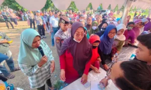 Suasana bazar murah ayam potong di Polres Indramayu, Jawa Barat. (JE / Ayu Lestari