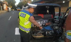 Diseruduk Mobil Pick Up, Angkot Tabrak Dinding Kios Tukang Sawo Sukatali Sumedang Salah satu personel sedang menunjukan kejadian lakalantas. (JE/dedi suhandi)