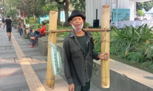 Dok. Nandang, Pria berusia 64 tahun asal Desa Cipada, KBB tetap bertekad berjuang air nira. Foto. Sandi Nugraha.