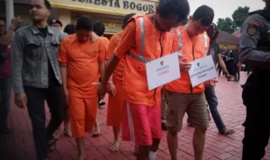 Pelaku begal (Kiri depan) saat digiring petugas di Mako Polresta Bogor Kota, Rabu (28/6). (Yudha Prananda / Jabar Ekspres)