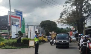 Anggota Polsek Lembang, Kabupaten Bandung Barat saat melaksanakan pengaturan lalu lintas di pertigaan Panorama Lembang. Kamis (29/23). Foto: istimewa