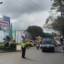 Libur Panjang! Kawasan Wisata Lembang Diprediksi Ramai Pada H+1 Idul Adha Anggota Polsek Lembang, Kabupaten Bandung Barat saat melaksanakan pengaturan lalu lintas di pertigaan Panorama Lembang. Kamis (29/23). Foto: istimewa