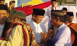 Warga Cikalong Wetan Bandung Barat Doakan Prabowo Menang di Pilpres 2024 Menhan Prabowo Subianto saat menyapa warga Cikalong Wetan, Kabupaten Bandung Barat. Kamis (28/23). Foto Jabarekspres