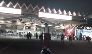 Clown's Theatrical Act Draws Crowds at Indonesia Open 2023