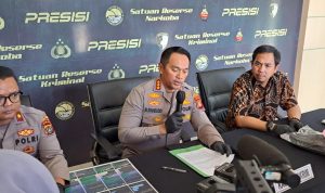 Kapolres Metro Jakarta Barat Kombes Pol M Syahduddi mengungkap motif BT lakukan penipuan penipuan tiket konser Coldplay lantaran ia dendam pernah tertipu tiket konser BLACKPINK. Fajar/PMJ News.