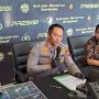 Kapolres Metro Jakarta Barat Kombes Pol M Syahduddi mengungkap motif BT lakukan penipuan penipuan tiket konser Coldplay lantaran ia dendam pernah tertipu tiket konser BLACKPINK. Fajar/PMJ News.