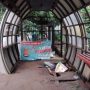 Keberadaan Halte atau shelter Trans Metro Bandung (TMB) di Kota Bandung terlihat sangat kumuh dan dibiarkan tidak terawat.
