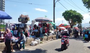 Pagar Masjid Al Jabbar Jadi Tempat Gantungan PKL