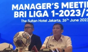 Jangan Nekat Nyalakan Flare dan Smoke Bomb di Liga 1! PT LIB Tegaskan Sanksi Bisa Lebih Berat Menjelang Liga 1 2023/2024, Direktur Utama PT LIB tegaskan soal sanksi bagi suporter yang menyalakan flare atau smoke bomb di stadion. ANTARA/Zaro Ezza Syachniar.